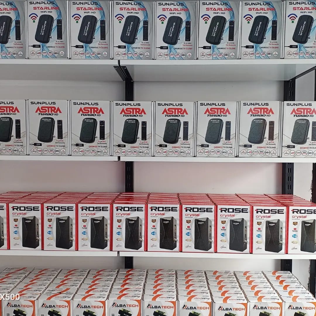 Uydu cihazları ve kutuları mağaza fotoğrafı